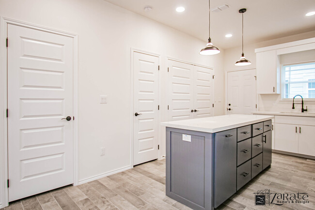 Building Photo - 405 Lion's Villa AV