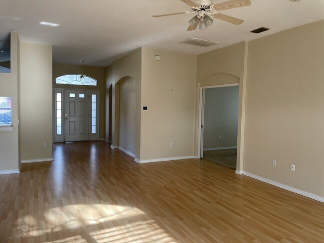 Foto del edificio - 3 Bedroom, 2 Bath Available Now in Beautif...