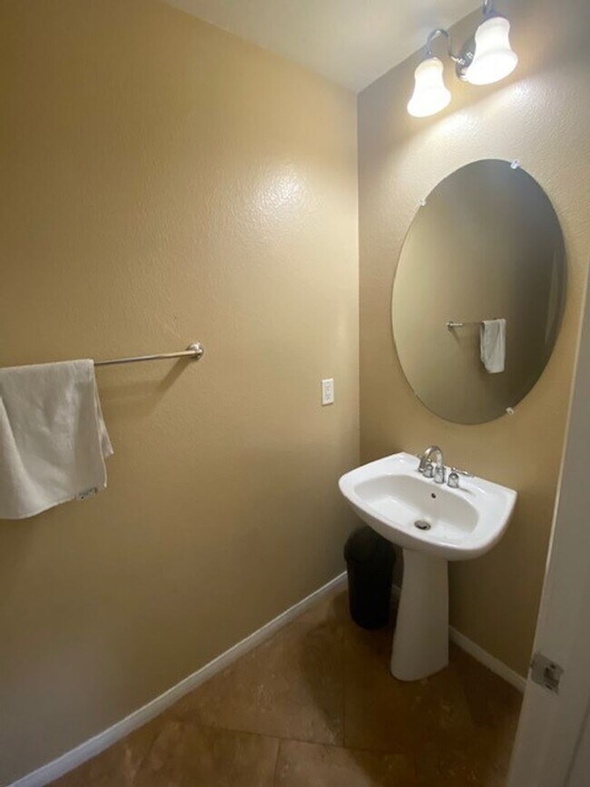 Foto del edificio - Beautiful, Must See 3 Bed, 2.5 Bath Town H...