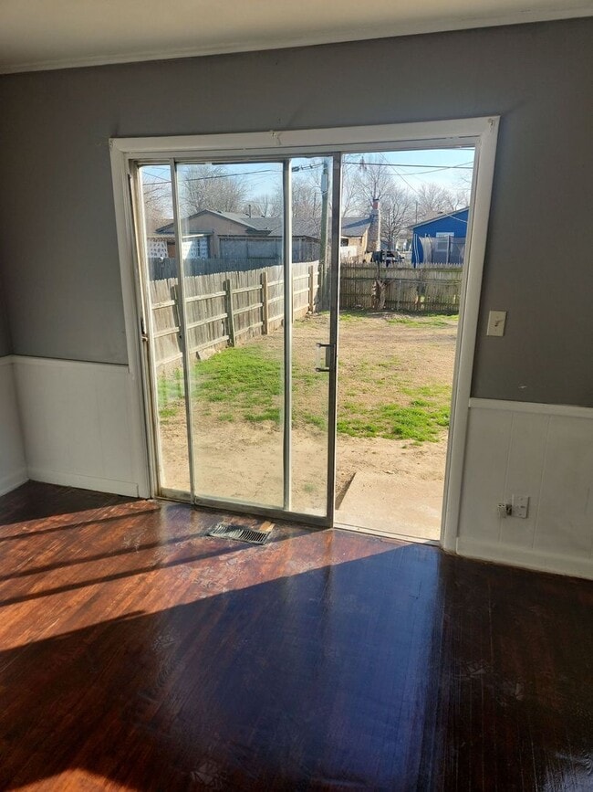 Building Photo - MUST SEE- Updated kitchen/Hardwood floors!!