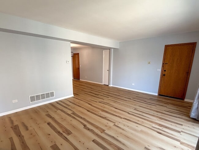 Building Photo - 8504 W Catherine Ave