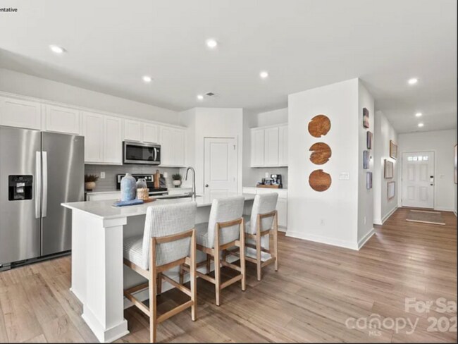 Building Photo - Stunning 5-Bed, 3-Bath Home in Desirable B...