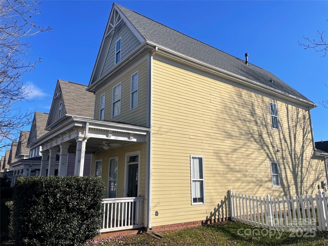 Primary Photo - 104 Kensington St