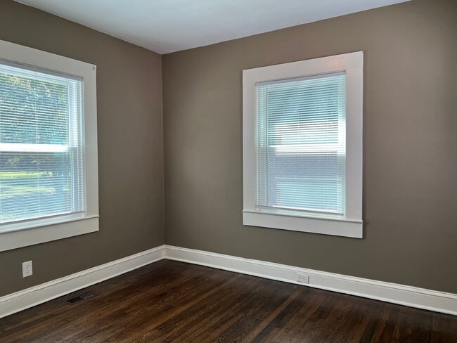Building Photo - Freshly Updated 3/1 Duplex in Spartanburg