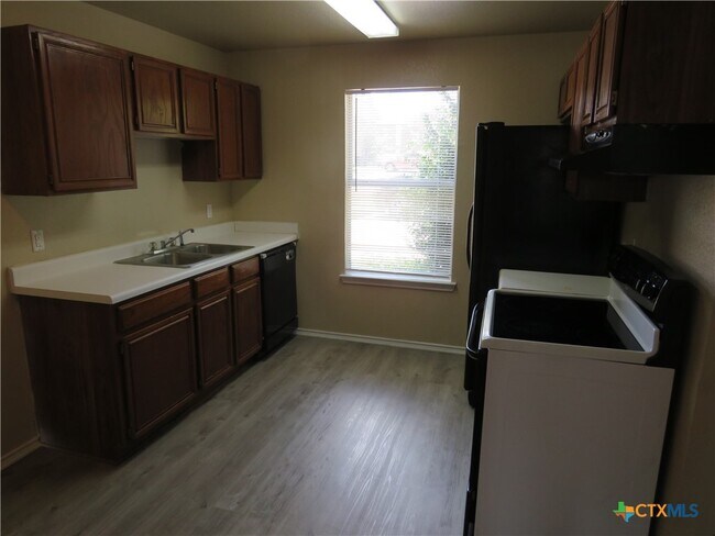 Building Photo - 1602 Benttree Dr