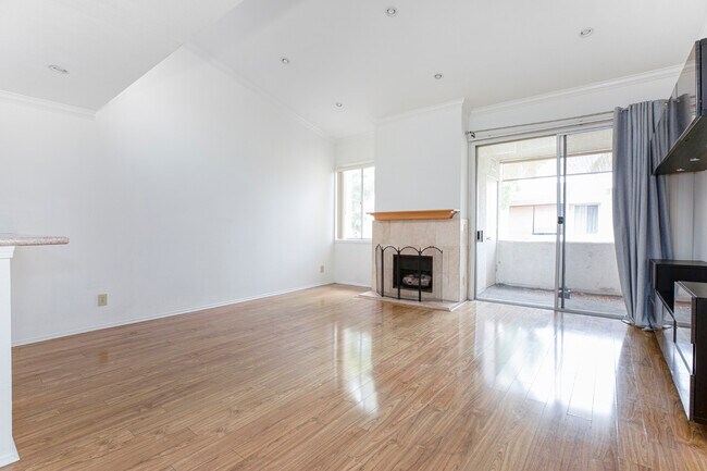 Foto del edificio - 5325 Newcastle Ave