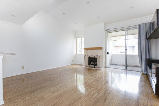 Building Photo - 5325 Newcastle Ave