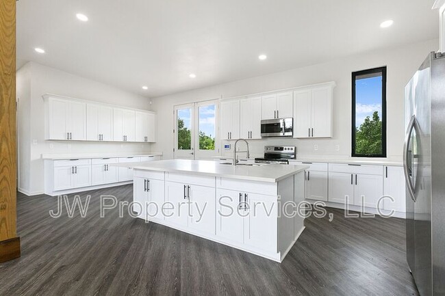 Building Photo - 500 Richards Dr