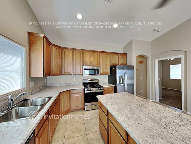 Building Photo - 686 E Payton St