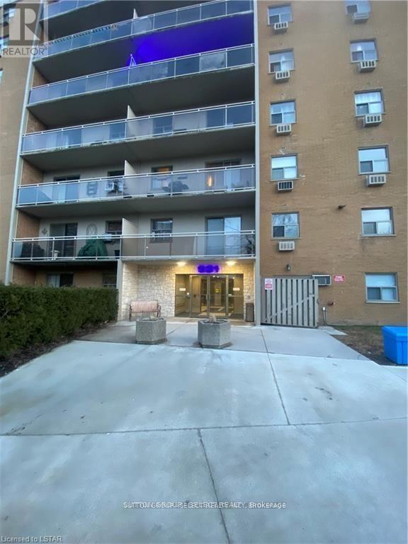 Photo du bâtiment - 931 Wonderland Rd S
