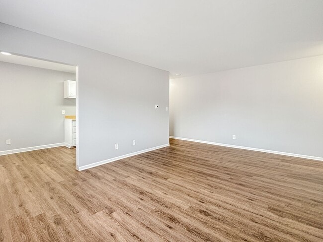 Building Photo - 533 W 20th St