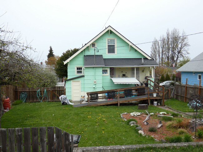 Building Photo - APPLICATION PENDING - 214 W 12th Upstairs ...