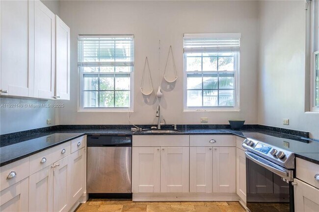 Foto del edificio - 27 NE 49th St