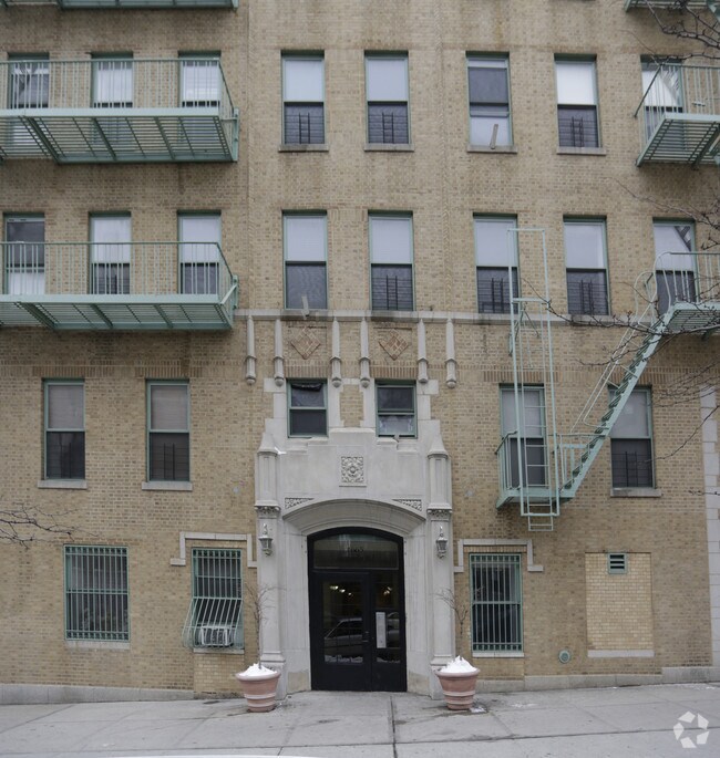 Building Photo - 1665 Macombs Rd