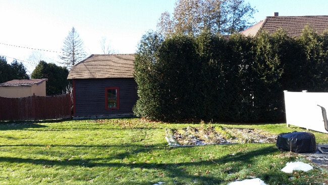 Building Photo - 68 Crescent St