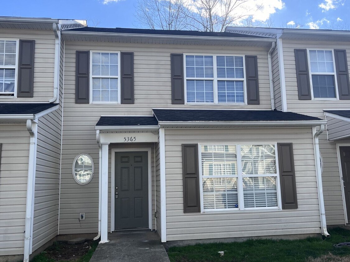 Foto principal - 3 Bedroom 3 Bathroom Townhouse!