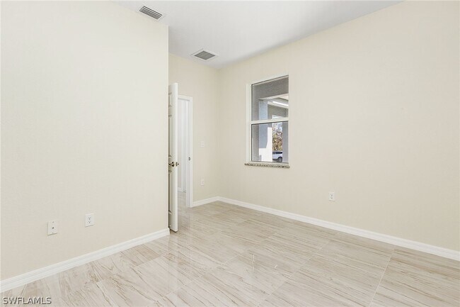 Foto del edificio - 303 Homer Ave S
