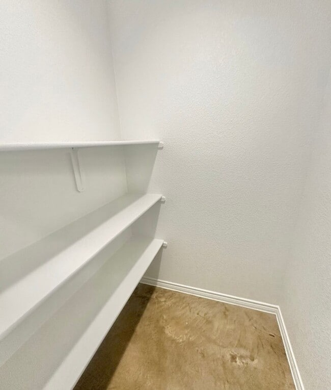 Foto del edificio - AVAILABLE NOW! - FIRST MONTH FREE