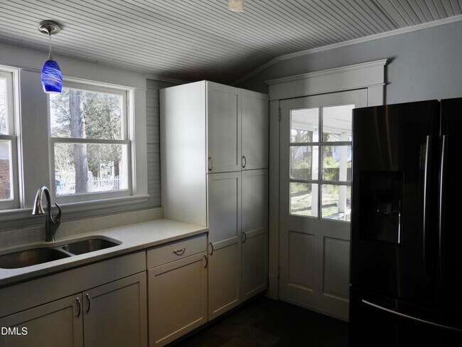 Foto del edificio - 483 W Salisbury St