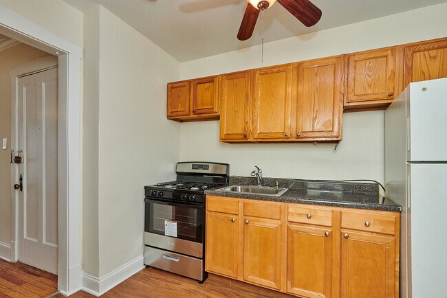Building Photo - 2540 W Thorndale Ave