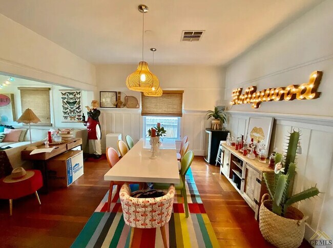 Building Photo - 1725 Maple Ave