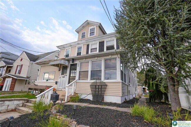 Building Photo - 628 Coal St