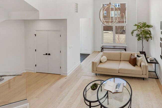 Foto del edificio - 338 E Pershing Rd