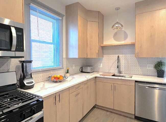 Building Photo - 5166 Iroquois Ave