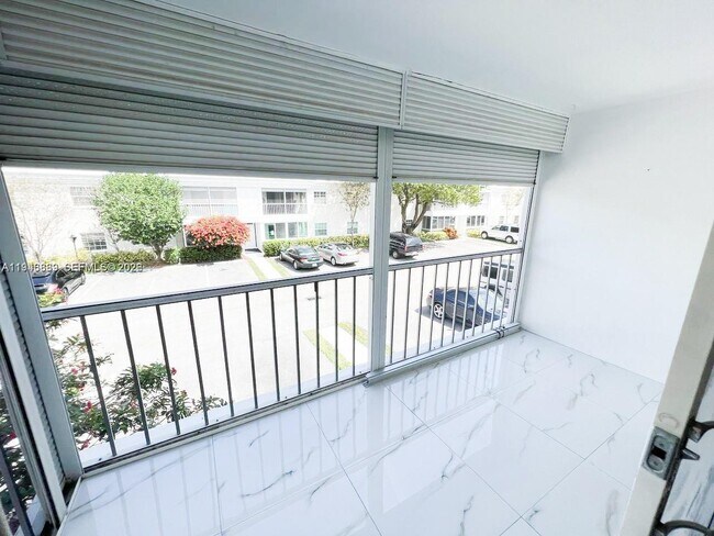 Foto del edificio - 6395 Bay Club Dr