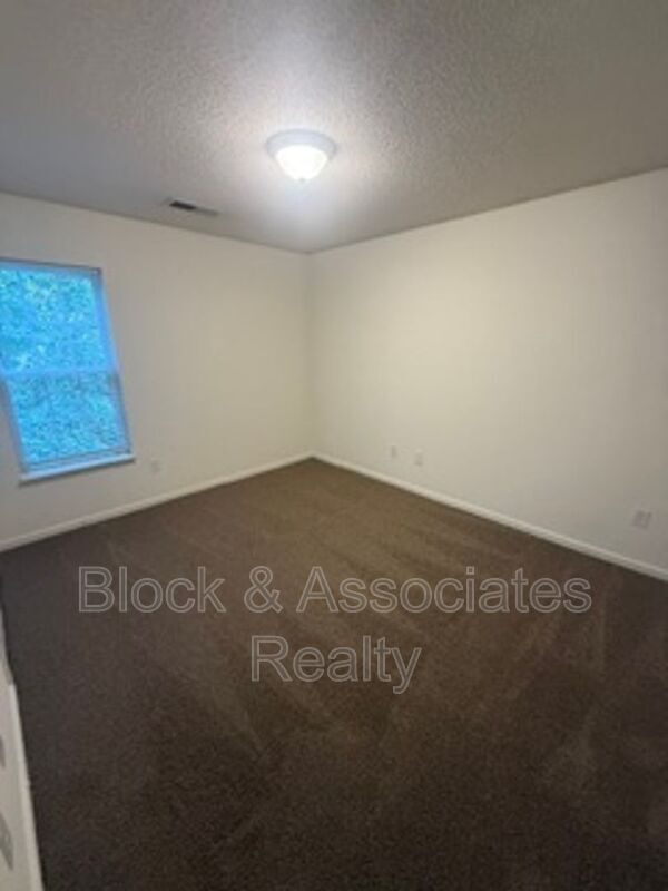 Building Photo - 656 Cascade Ave