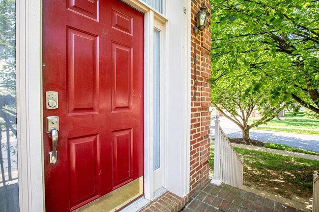 Foto del edificio - Impressive 3 BR/2 Full BA & 2 Half BA EOG Townhome in Decoverly Adventure!