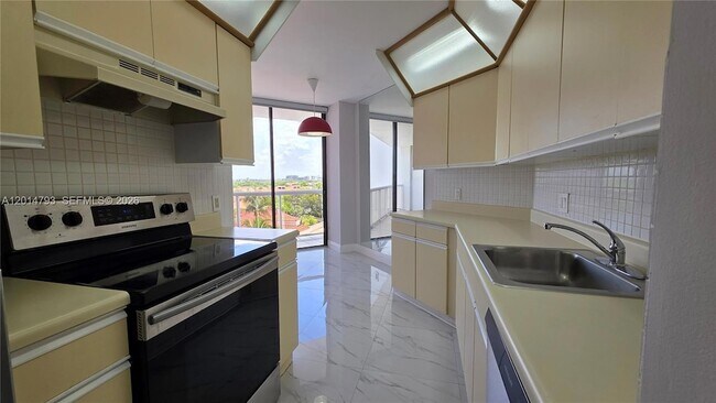Foto del edificio - 3610 Yacht Club Dr