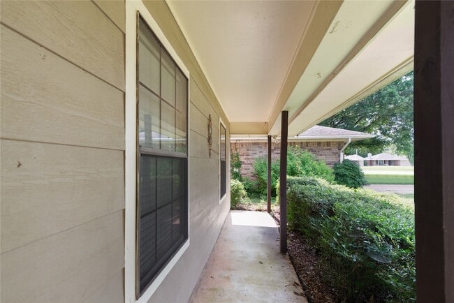 Building Photo - 2526 Downs Cir