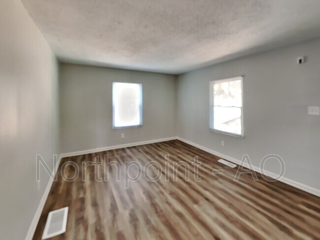 Building Photo - 2197 Swallow Cir SE