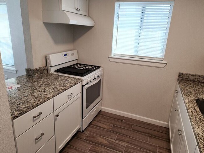 Foto del edificio - Two bedroom fully remodeled with refrigera...