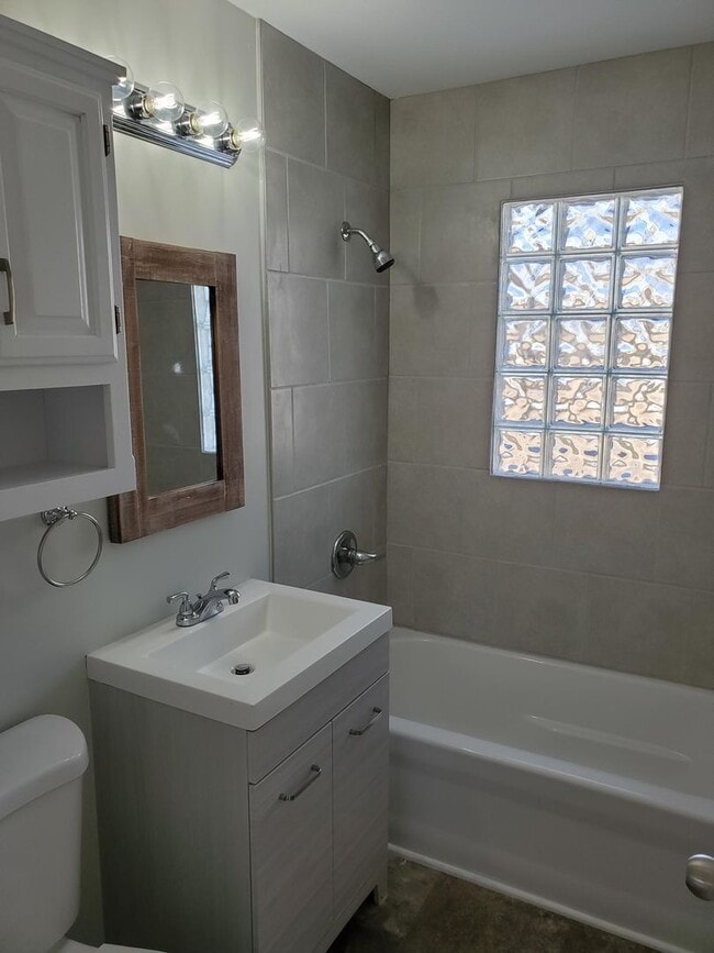 Building Photo - Like New 3 bedroom 1.5 bath  Ranch Near Ke...