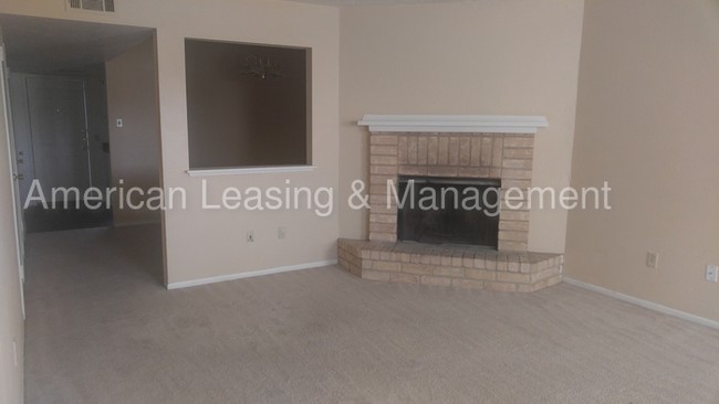 Building Photo - 2/1.5 Town-home off Delaware