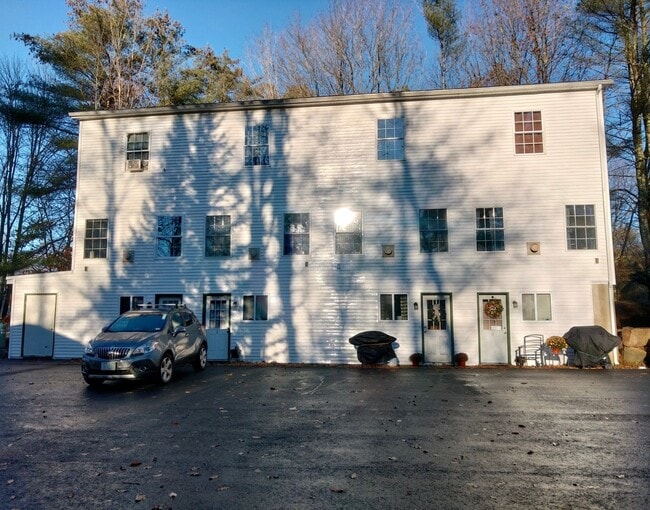 Building Photo - 77 Bunker St