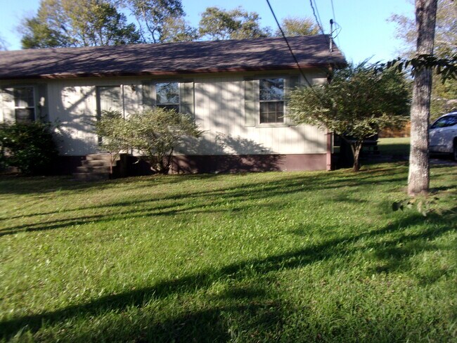 Building Photo - 831 Meadowlane Dr