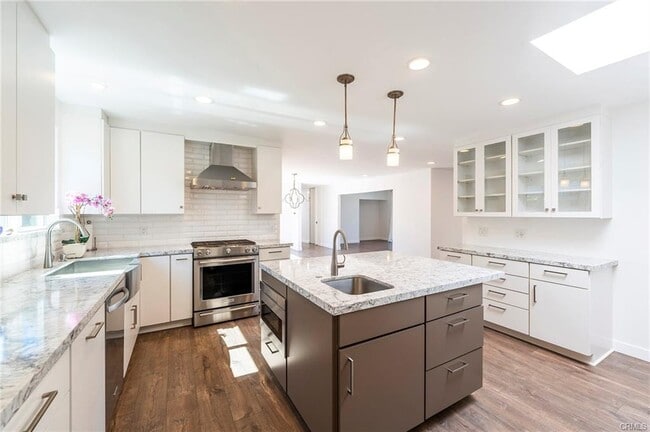 Building Photo - 1916 W 231st St