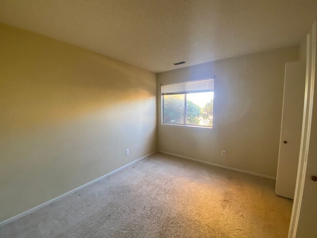 Building Photo - Inviting 2-bedroom, 2-bathroom condo