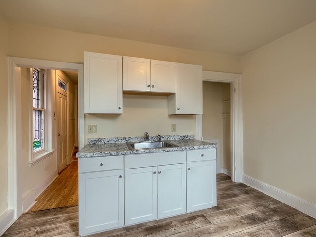 Building Photo - 211 Verbeke St