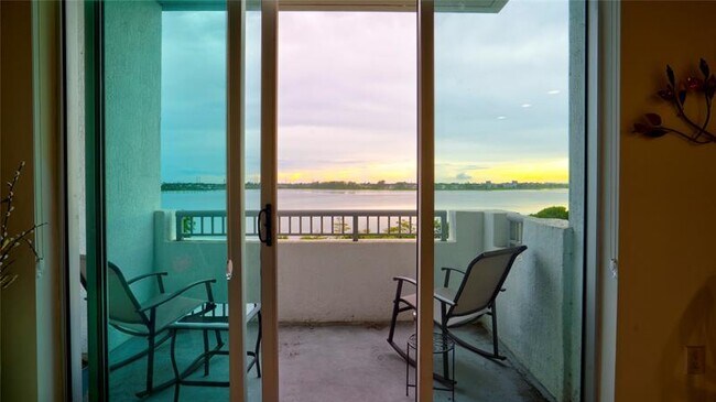 Foto del edificio - 300 S Australian Ave