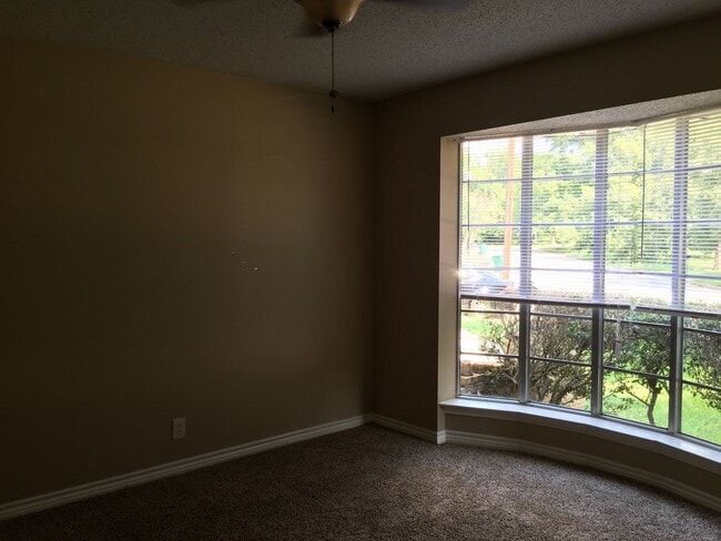 Building Photo - 3/2/2 Fenced Yard and Pet Friendly