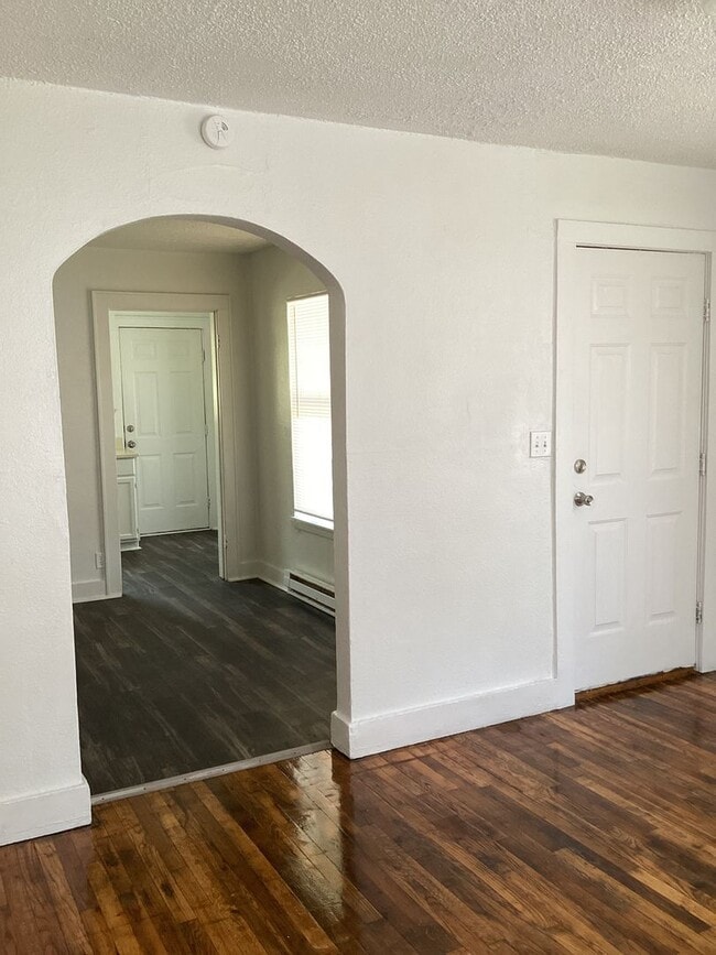 Building Photo - Newly Renovated 3 Bed Home! Located in Portales !