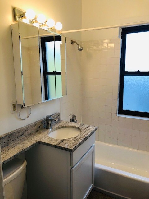 Baño - 1416 Central Ave