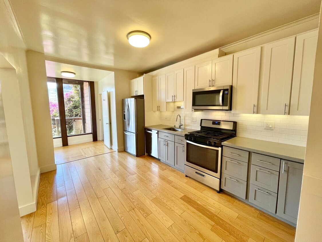 Primary Photo - 2BR/1BA PANO Views from Top Telegraph Hill...