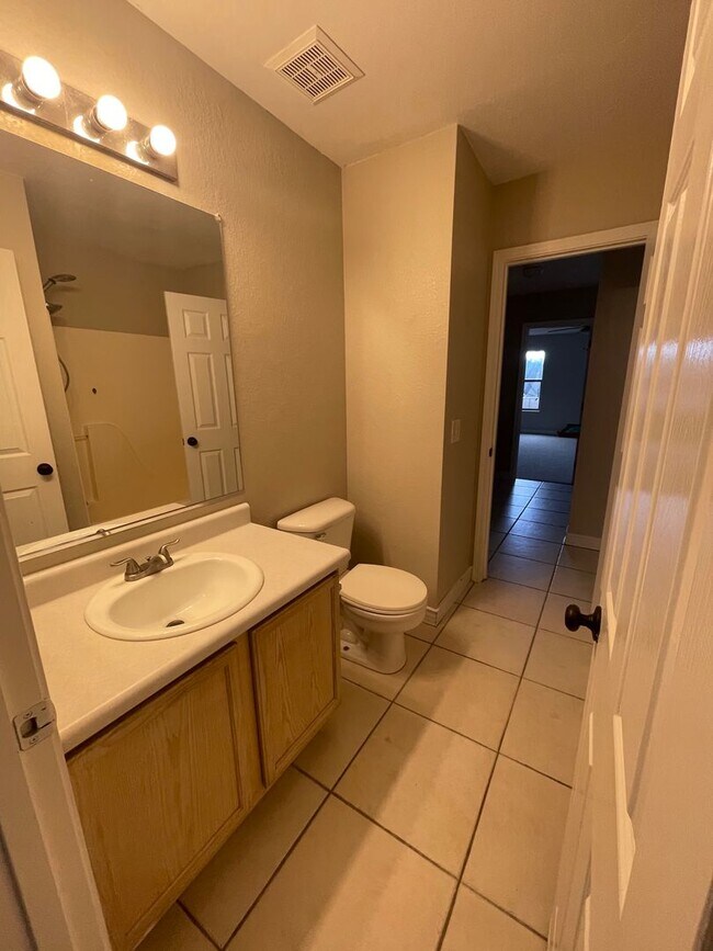 Foto del edificio - 696 S Concord St