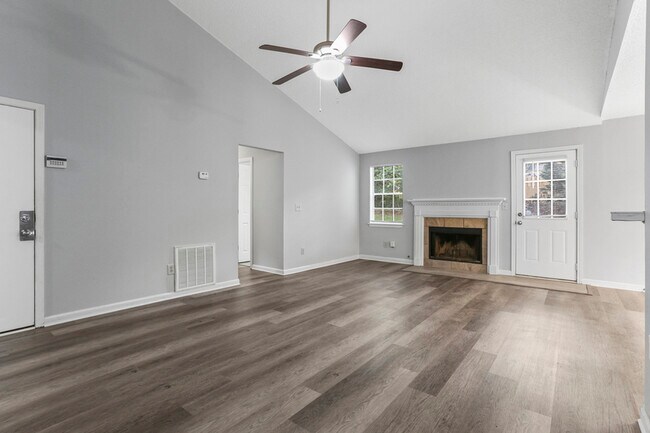 Foto del edificio - 1045 Forest W Ct