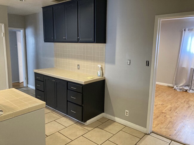 Building Photo - 5840 Satsuma Ave